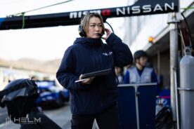 「データと感覚の通訳者」として。HELM MOTORSPORTS チーフエンジニア浦野が描く、沖縄から世界へ続く勝利の軌跡